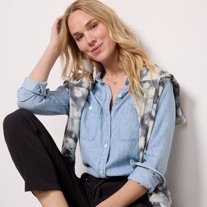 A lightweight denim fabric brings an easy, feel to this Faherty button-down.